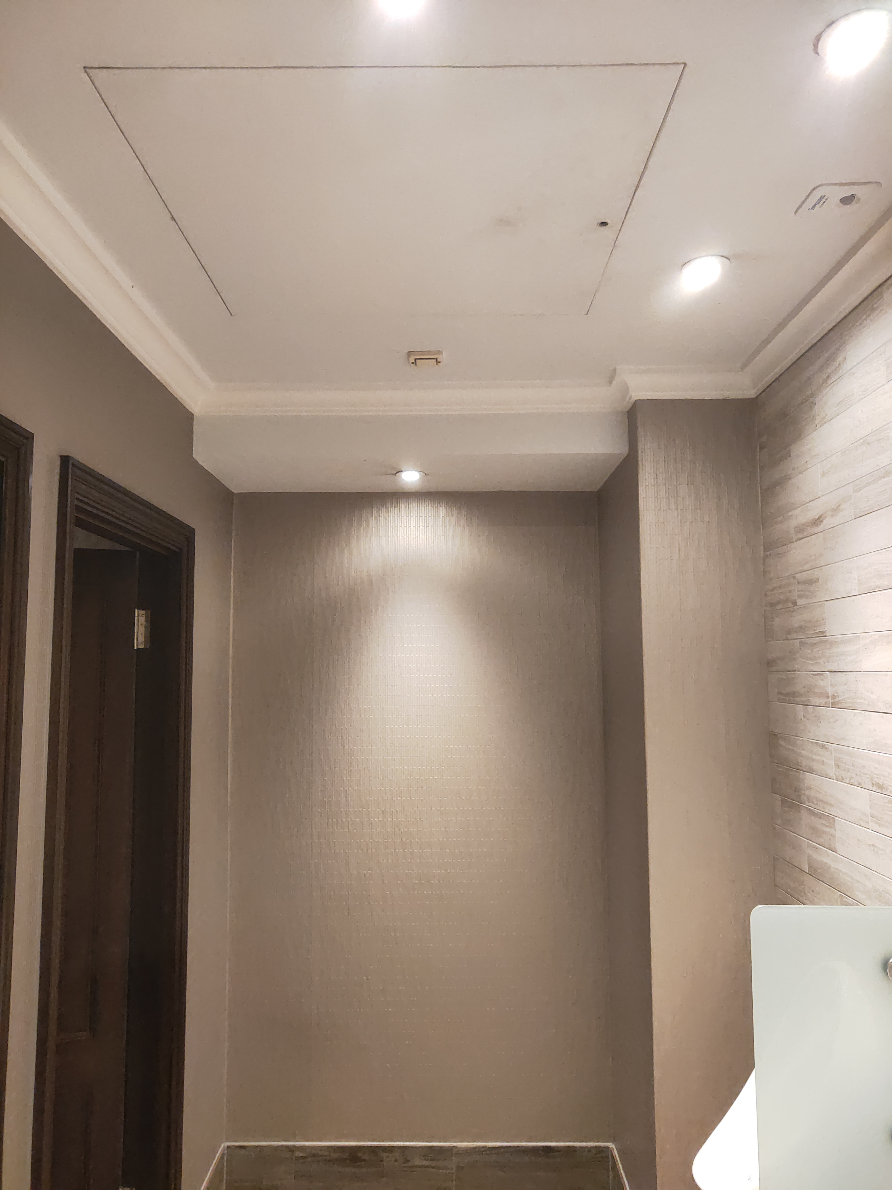 Are fasteners required for installation? Can it be installed on the ceiling ?