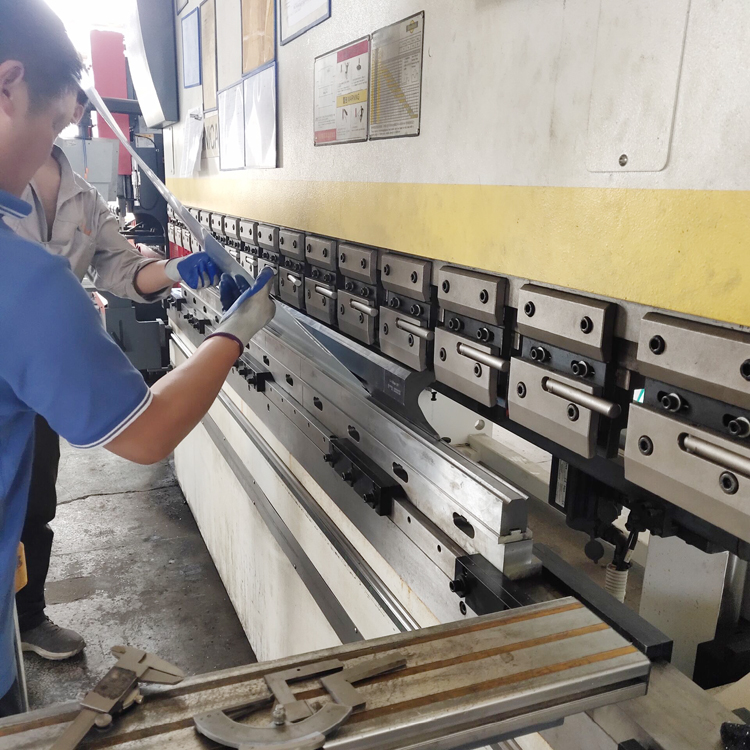 How to prevent heatstroke for workers in high temperature workshops？