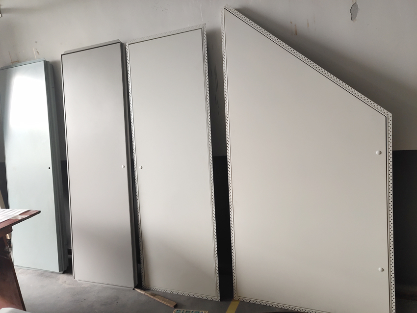 What requirements should the safety door, inspection door and inspection trap door meet?