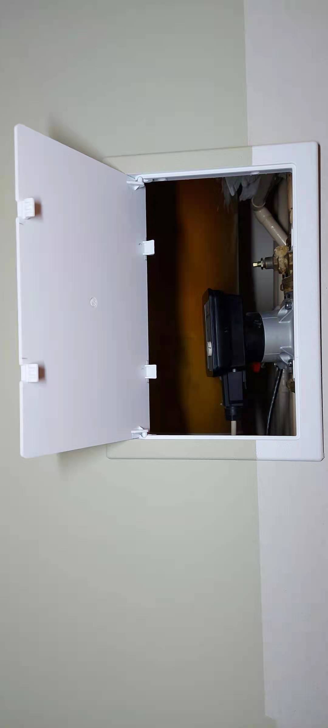 How to unscrew the access cover of the sewer pipe